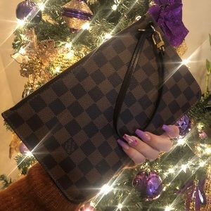 🎁 Louis Vuitton Damier Ebene MM Wristlet